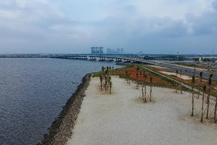 Pantai Pasir Putih PIK 2 - Pantai Buatan yang Bikin Serasa Liburan Tropis