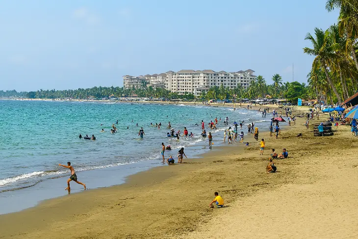 Pantai Pasir Putih Sirih: Landai & Aman untuk Anak-anak