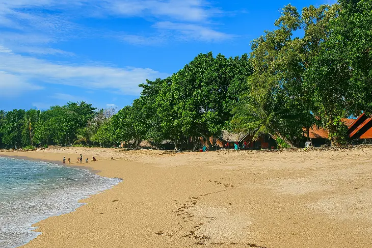 Pantai Sambolo: Favorit Keluarga & Rame Banget Saat Liburan