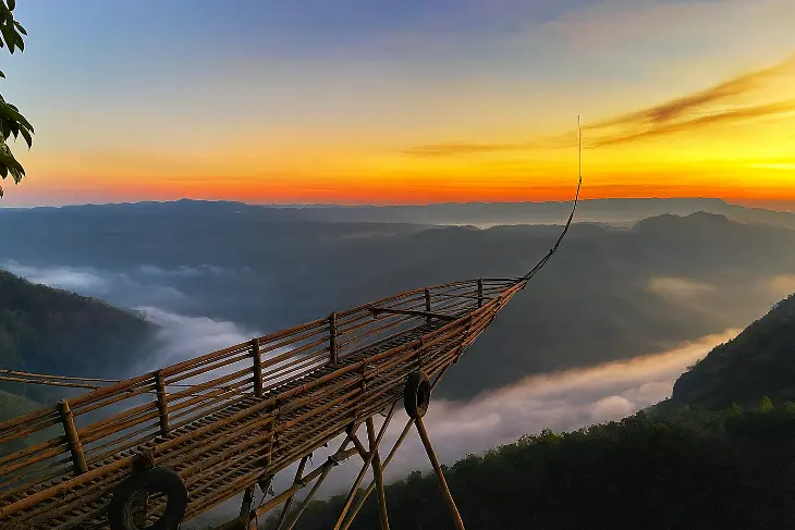 Menikmati Sunset di Bantul Jurang Tembelan - Sunset di Atas Perahu Bambu